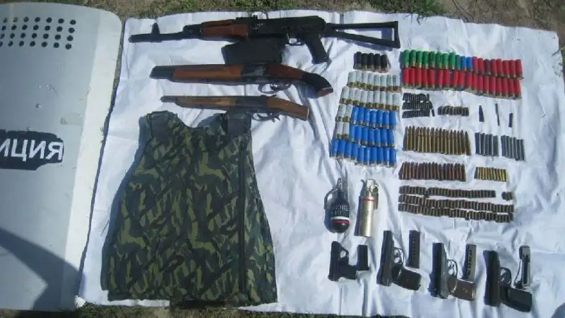 Бронежилет, патроны и гранаты: на окраине Алматы найдена сумка с оружием