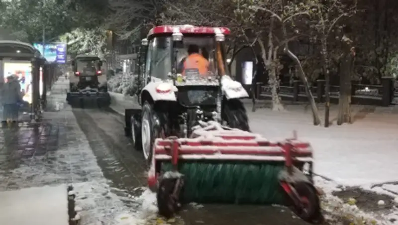 Дороги Алматы очищают от снега более 400 единиц техники