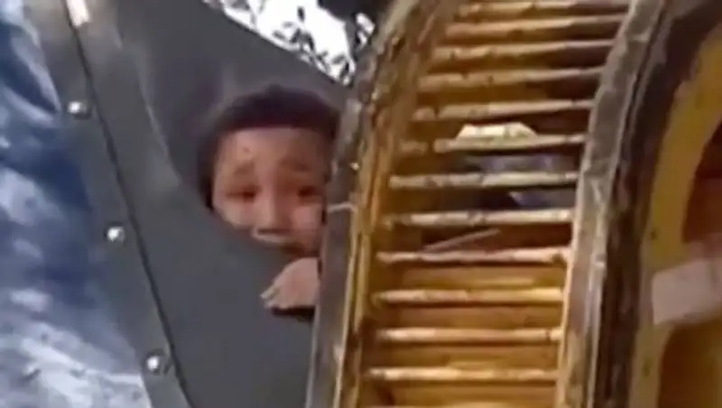 Мальчик выжил после падения в пресс для мусора