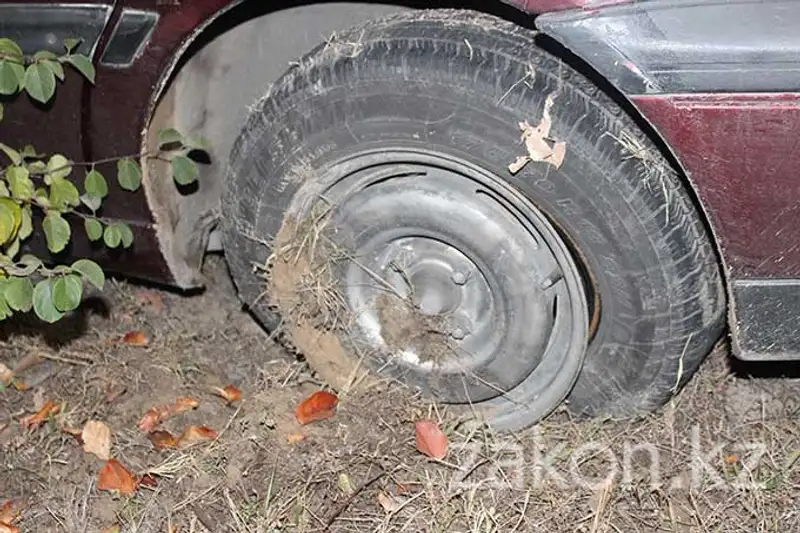 Водитель Фольксвагена «не вписался» в поворот и вылетел с дороги, перевернувшись (фото) Водитель Фольксвагена «не вписался» в поворот и вылетел с дороги, перевернувшись (фото), фото - Новости Zakon.kz от 01.11.2013 21:37