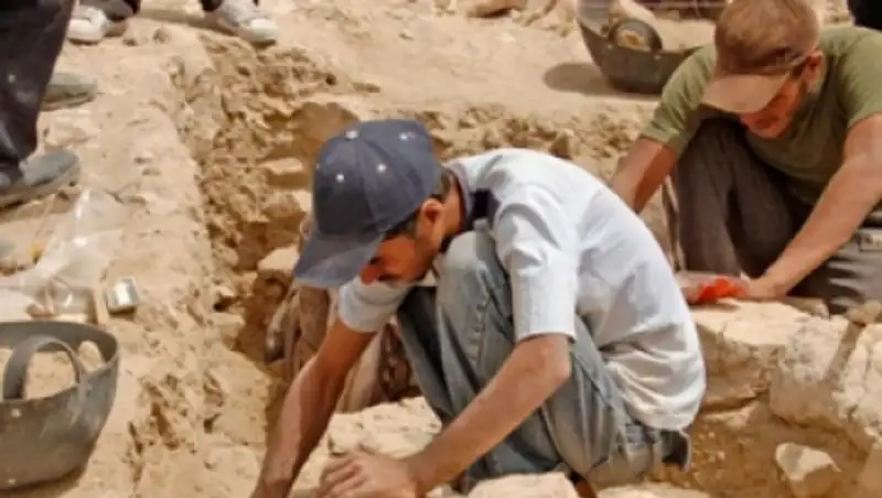 В Таразе археологи откопали древний клад из золотых и серебряных предметов