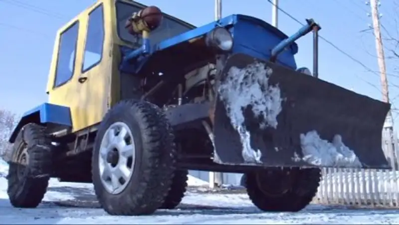 Мини-бульдозер собрал вручную пенсионер из Петропавловска