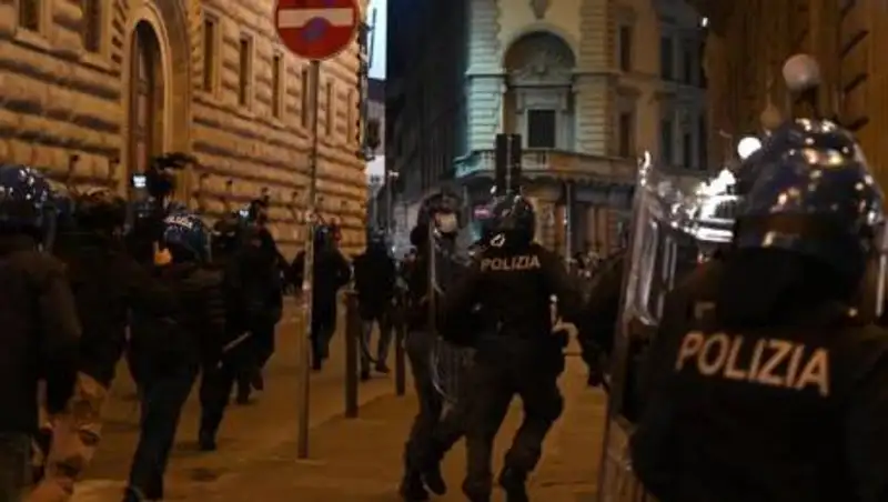 Во Флоренции протестовали против карантина, есть задержанные