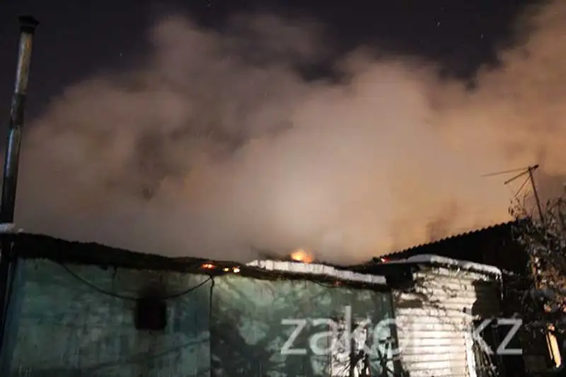 В Алматы в частном доме произошел пожар из-за взрыва отопительного оборудования (фото) В Алматы в частном доме произошел пожар из-за взрыва отопительного оборудования (фото), фото - Новости Zakon.kz от 25.11.2013 17:53