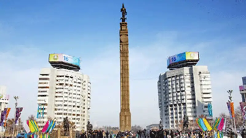 В Алматы прошло торжественное возложение цветов к Монументу Независимости РК, фото - Новости Zakon.kz от 16.12.2013 17:46
