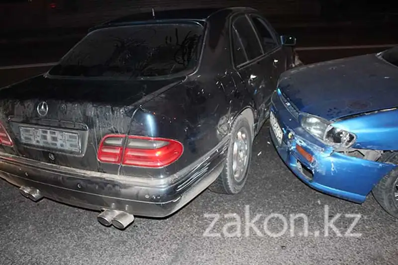 В Алматы водитель Мерседеса, совершивший ДТП, скрылся с места происшествия (фото), фото - Новости Zakon.kz от 04.11.2013 20:22