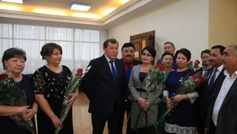 Аким Жамбылской области поздравил деятелей культуры и искусства региона