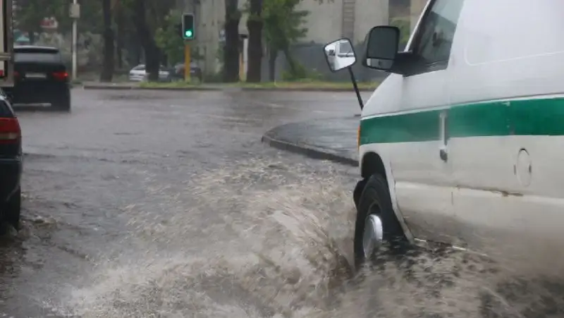 Гроза и сильный ветер – в семи областях Казахстана объявлено штормовое предупреждение