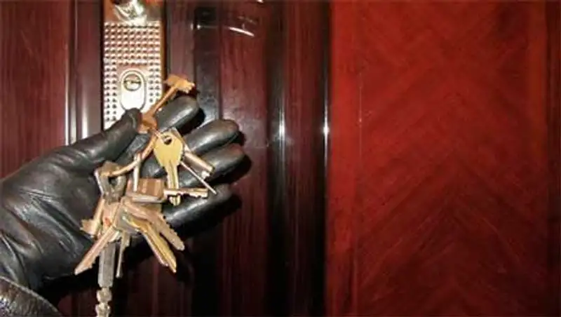 В Экибастузе двое молодых людей подозреваются в совершении более 10 квартирных краж