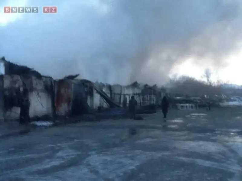 В Караганде горит крупный склад (фото) В Караганде горит крупный склад (фото), фото - Новости Zakon.kz от 24.11.2013 23:52