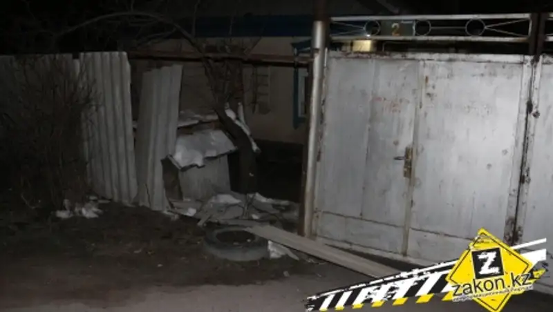 В Алматы водитель джипа разворотил забор дома пожилой женщины и скрылся