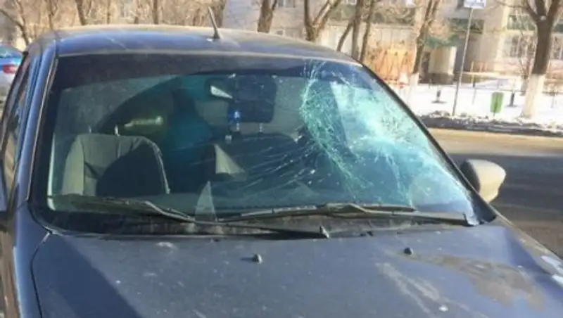 Бабушку с внучкой сбили на пешеходном переходе в Уральске