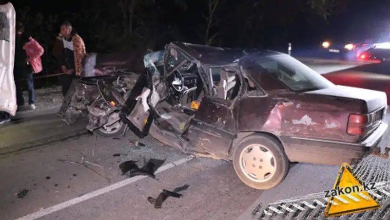 Грузовик протащил по трассе легковушку, есть жертвы