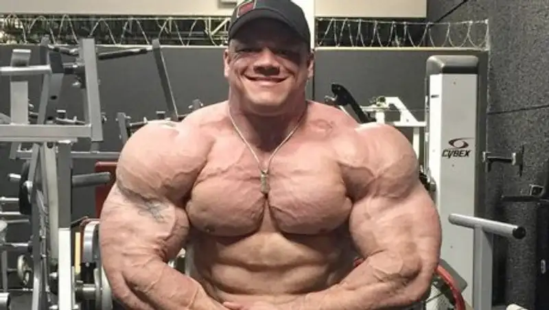 Чемпион-бодибилдер умер, подавившись едой