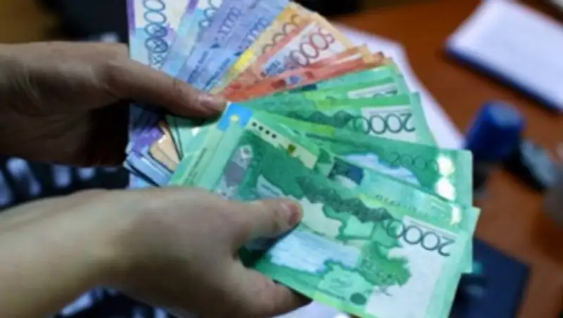 Гендиректор научно-исследовательского центра начислял зарплату неработающим сотрудникам