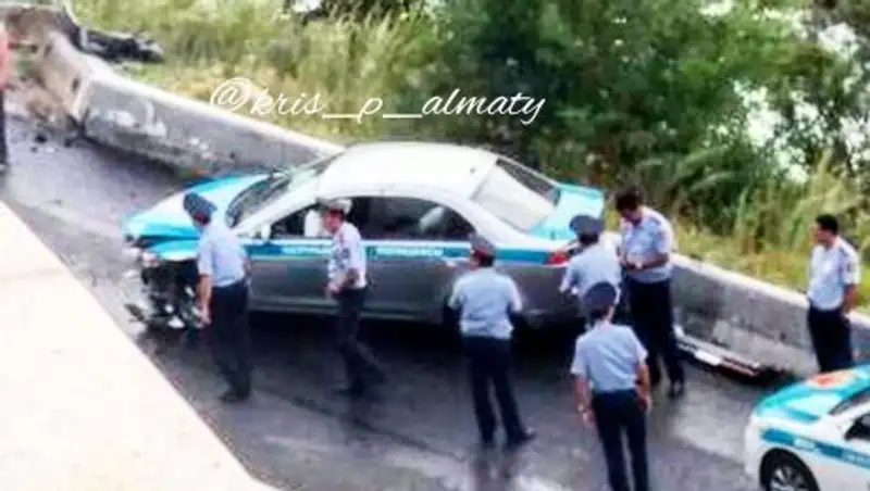 В Алматы полицейский направил неисправную машину в бетонное ограждение