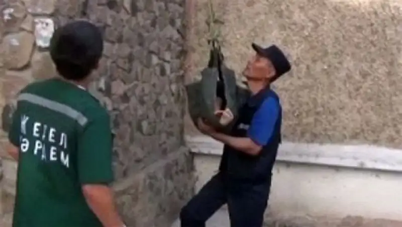 В Шымкенте трехлетний ребенок выпал из окна пятого этажа