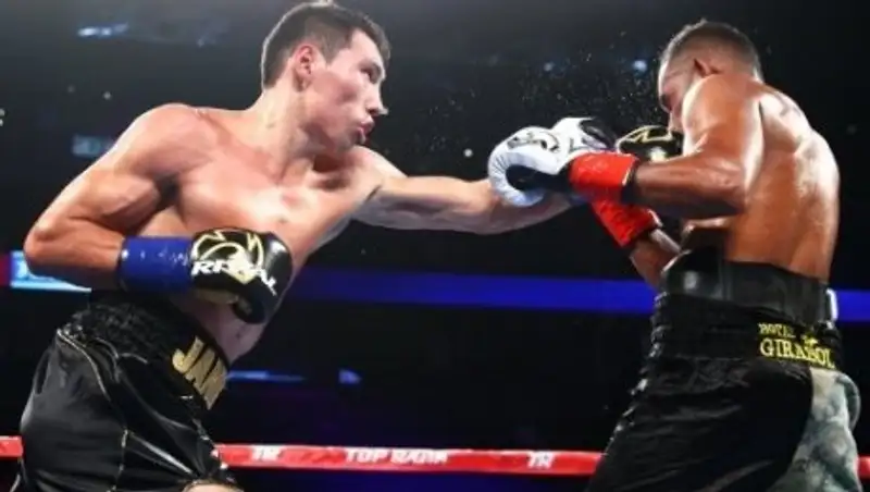 Казахстанский боксер победил соперника с 15 нокаутами