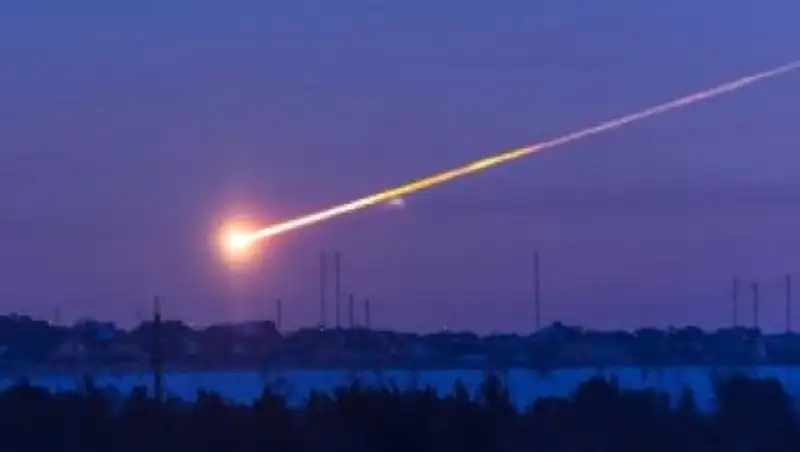 Очевидцы засняли огненный болид в небе над Екатеринбургом