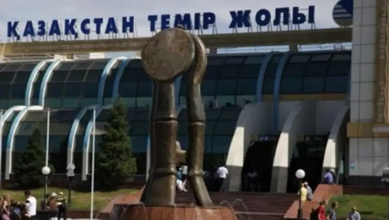 Полицейский из Астаны спас пассажира от гибели под поездом