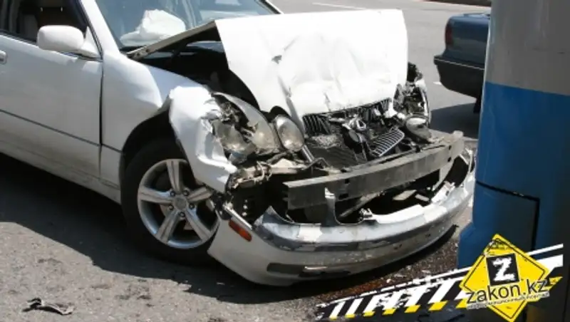 Лексус врезался в пассажирский автобус на пр.аль-Фараби в Алматы