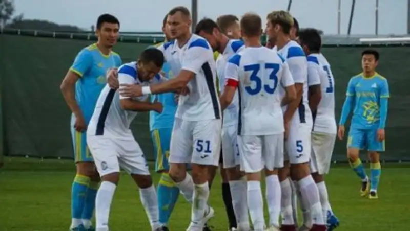 Украинский футболист в игре с "Астаной" отобрал у судьи карточки