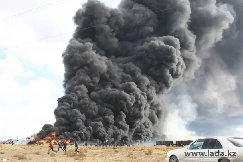 Цистерны с нефтью горят в промзоне Актау (фото), фото - Новости Zakon.kz от 16.11.2013 21:43
