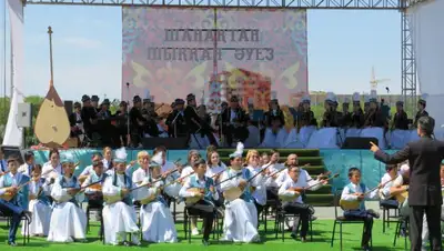 Флешмоб, посвященный дню домбры в Караганде, фото - Новости Zakon.kz от 03.07.2022 15:20