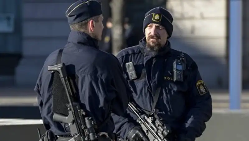 В Стокгольме неизвестные нарисовали свастику на стене мечети