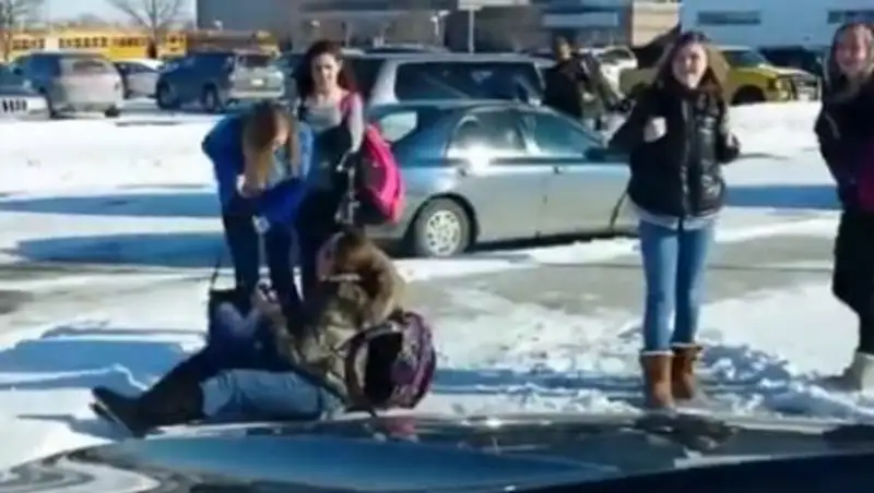 Отец посмеялся над массовым падением детей на льду