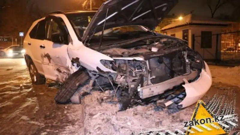 В Алматы Toyota на полной скорости выбила с дороги Lexus