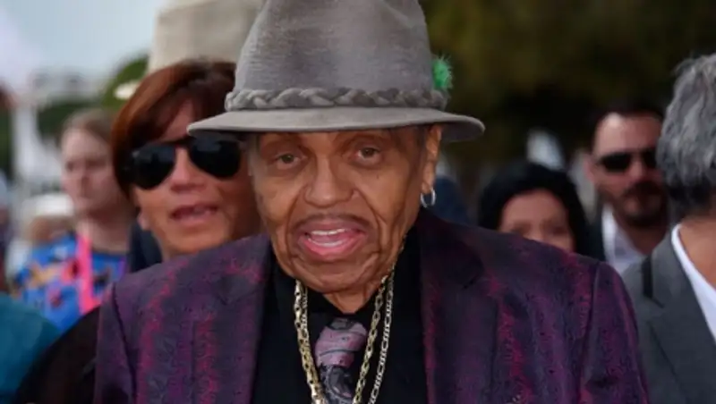 Отца Майкла Джексона сразил инсульт