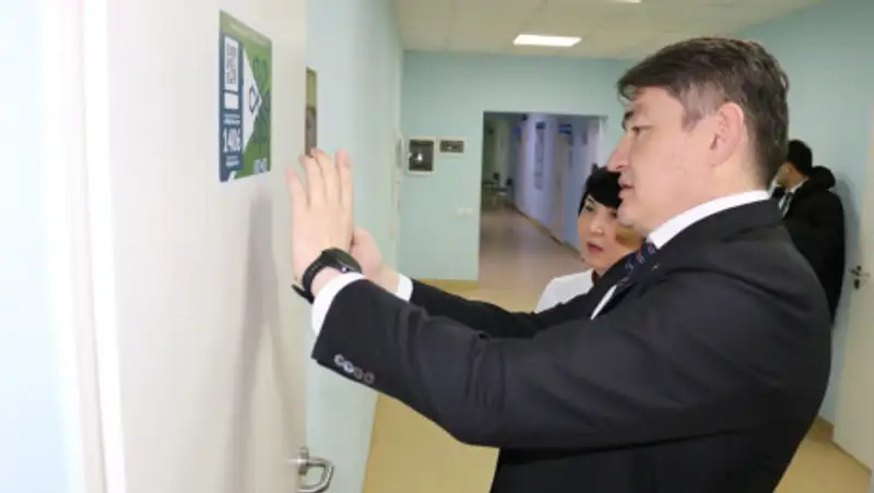 Стикеры с QR-кодами появились на поликлиниках в Нур-Султане