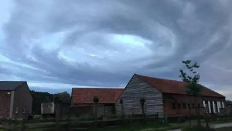 Необычное облако появилось в небе над Бельгией