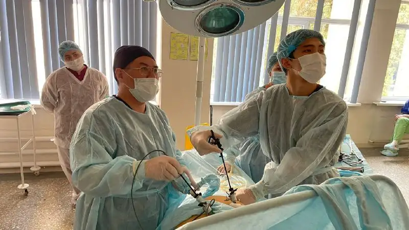 Более 100 мелких камней: пенсионерку успешно прооперировали в Алматы