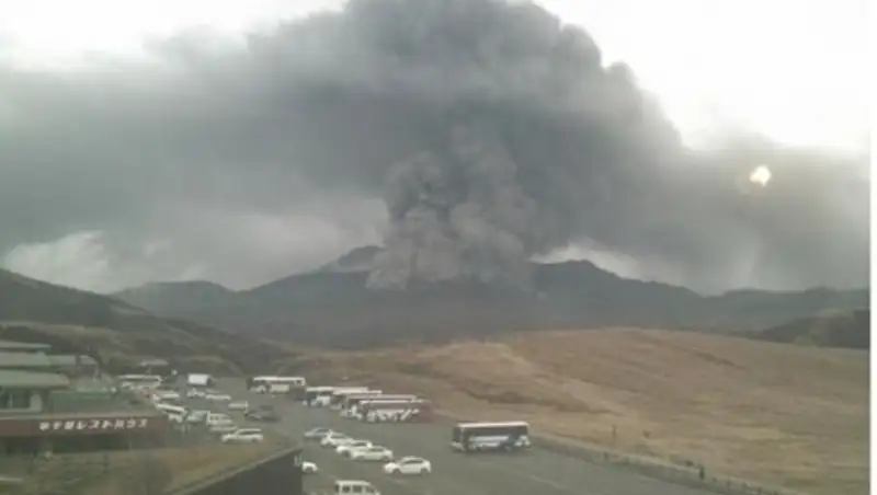 В Японии из-за извержения вулкана Асо эвакуируют население