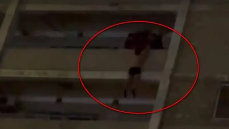 Раздетый мужчина повис на балконе восьмого этажа в Актау