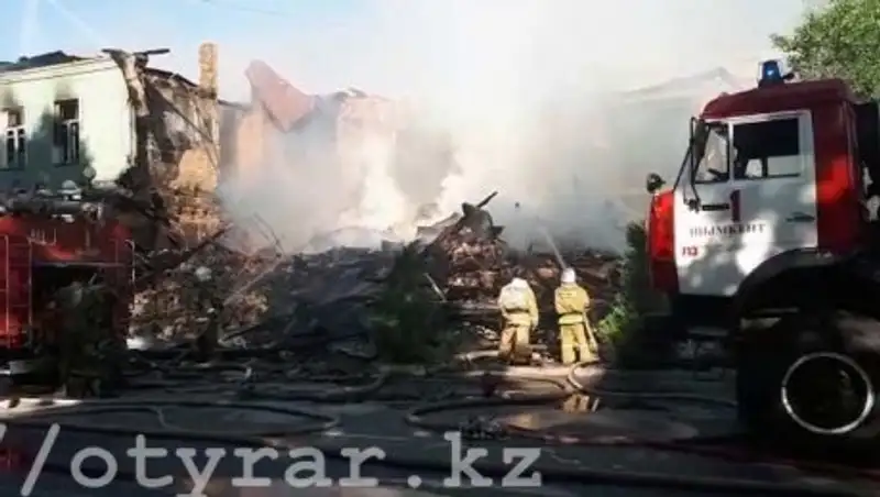 В Шымкенте пожар разрушил старейшее здание города до основания
