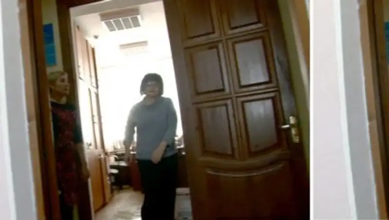 В Лисаковске чиновница при виде прессы сбежала из кабинета