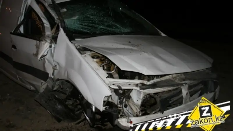 Лада несколько раз перевернулась в Алматы, водитель пытался скрыться