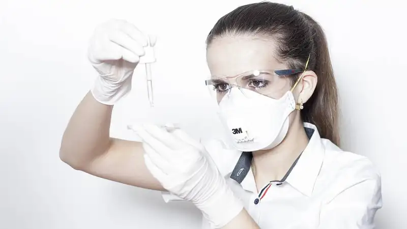 От вирусов защищают только респираторы или многослойные маски – Малышева