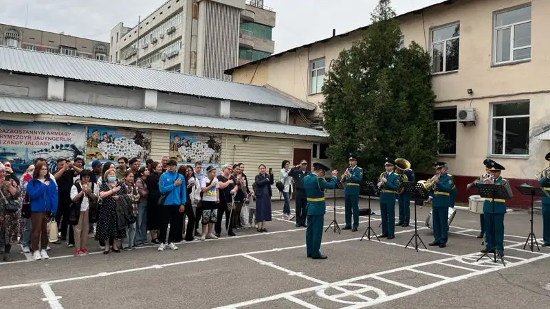 торжественные проводы алматинских призывников, фото - Новости Zakon.kz от 24.05.2023 18:20