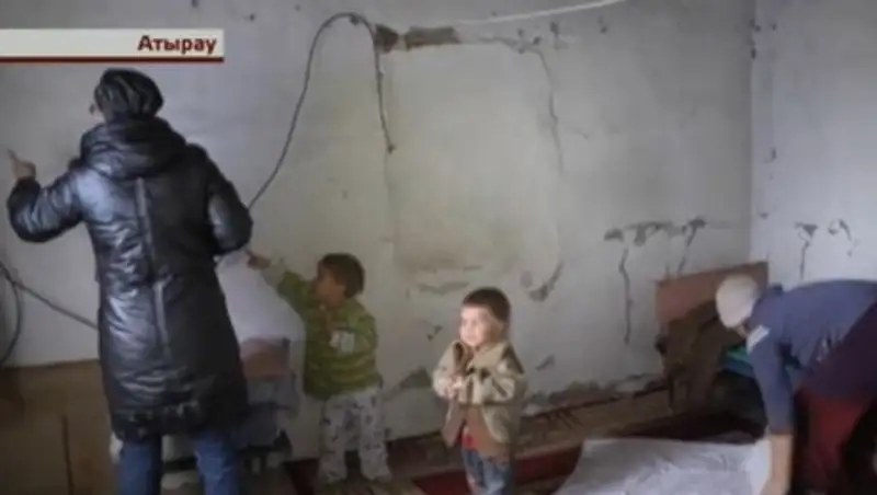 На окраине Атырау в хибаре, где нет света и даже пола, живет многодетная семья