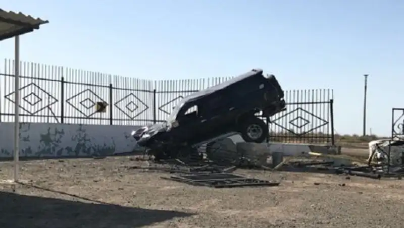 В Актау автомобиль протаранил ограждение