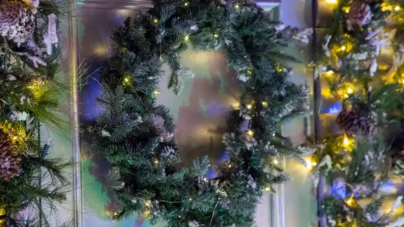 Все подорожало: шымкентцы жалуются на стоимость новогоднего декора и елок