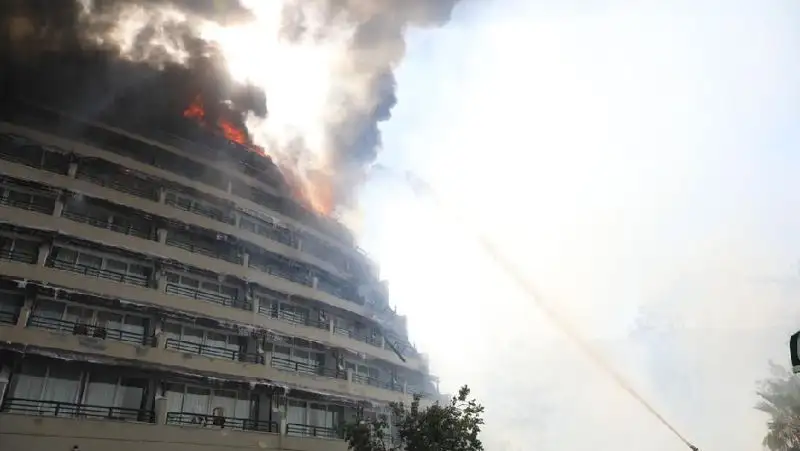 В Турции лесной пожар перекинулся на отель