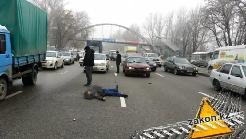 Смертельный наезд: мужчину сбили в 50 метрах от пешеходного моста в Алматы