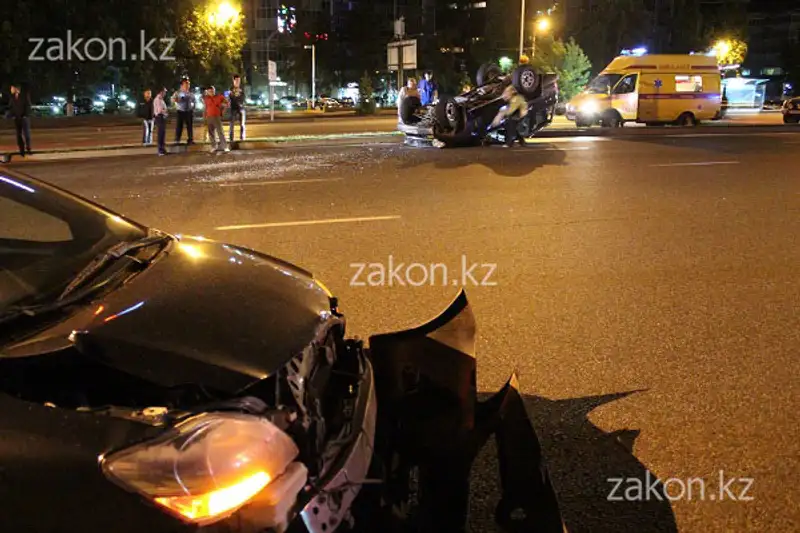 Тойота Прадо перевернулся на крышу в результате ДТП в Алматы (фото) Тойота Прадо перевернулся на крышу в результате ДТП в Алматы (фото), фото - Новости Zakon.kz от 09.07.2013 18:08