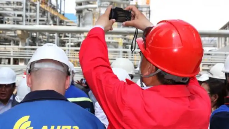 Конфликт китайских рабочих с охранниками завода в Атырау уладили