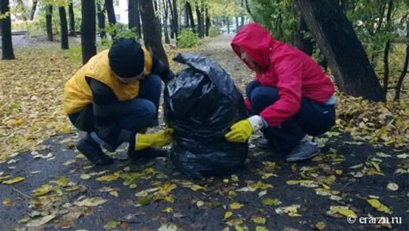 В Караганде сирот заставляли убирать территорию гостиницы